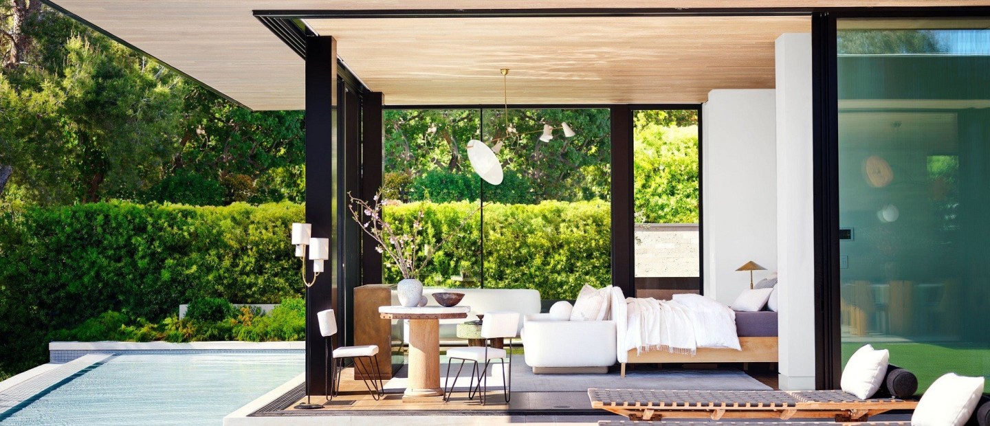 Μια ονειρική κατοικία γίνεται «ένα» με το καλοκαιρινό σκηνικό του Los Angeles παραδίδοντας μαθήματα design