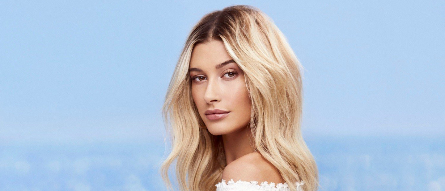 H Hailey Bieber συζητά για lifestyle θέματα που αφορούν όλους μας μαζί με την ηθοποιό Yvonne Orji