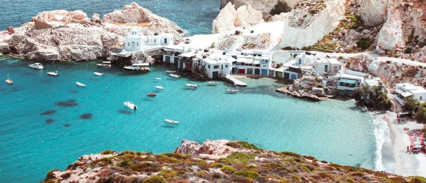 Mήλος: Γνωρίστε το πιο μαγευτικό νησί των Κυκλάδων που επιλέγουν οι A-list celebrities για τις καλοκαιρινές τους διακοπές 