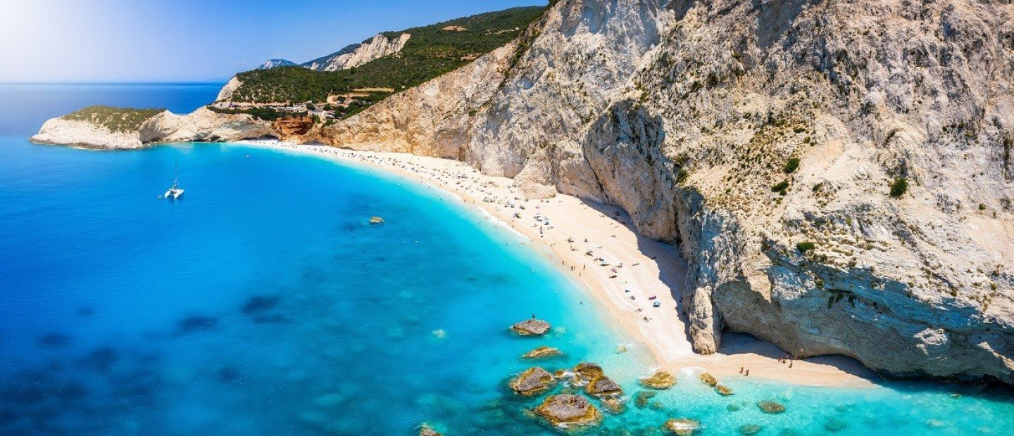 5 ειδυλλιακές παραλίες με βότσαλα στην Ελλάδα για όσους αγαπούν την «άγρια» ομορφιά