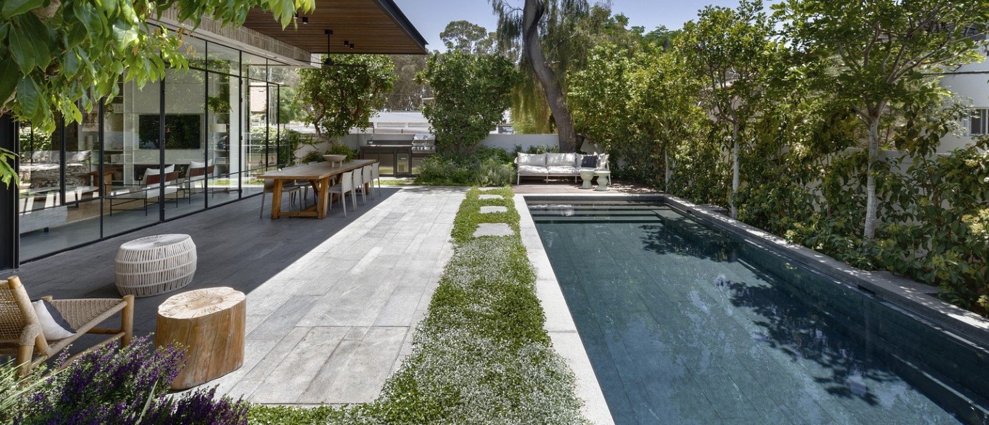 Μια ultra modern κατοικία στο Tel Aviv ξεχωρίζει για το εκπληκτικό outdoor σκηνικό της