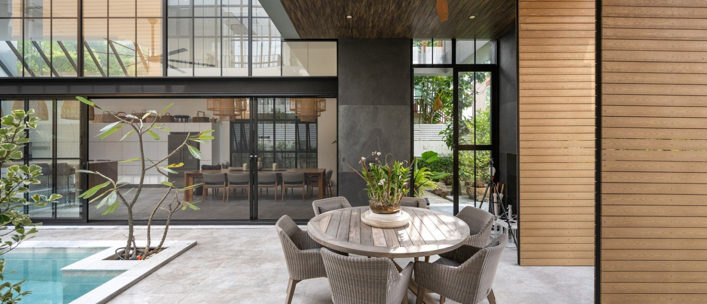 Μια εντυπωσιακή καλοκαιρινή κατοικία εξυμνεί τον σύγχρονο μινιμαλισμό μέσα από το inspiring design της