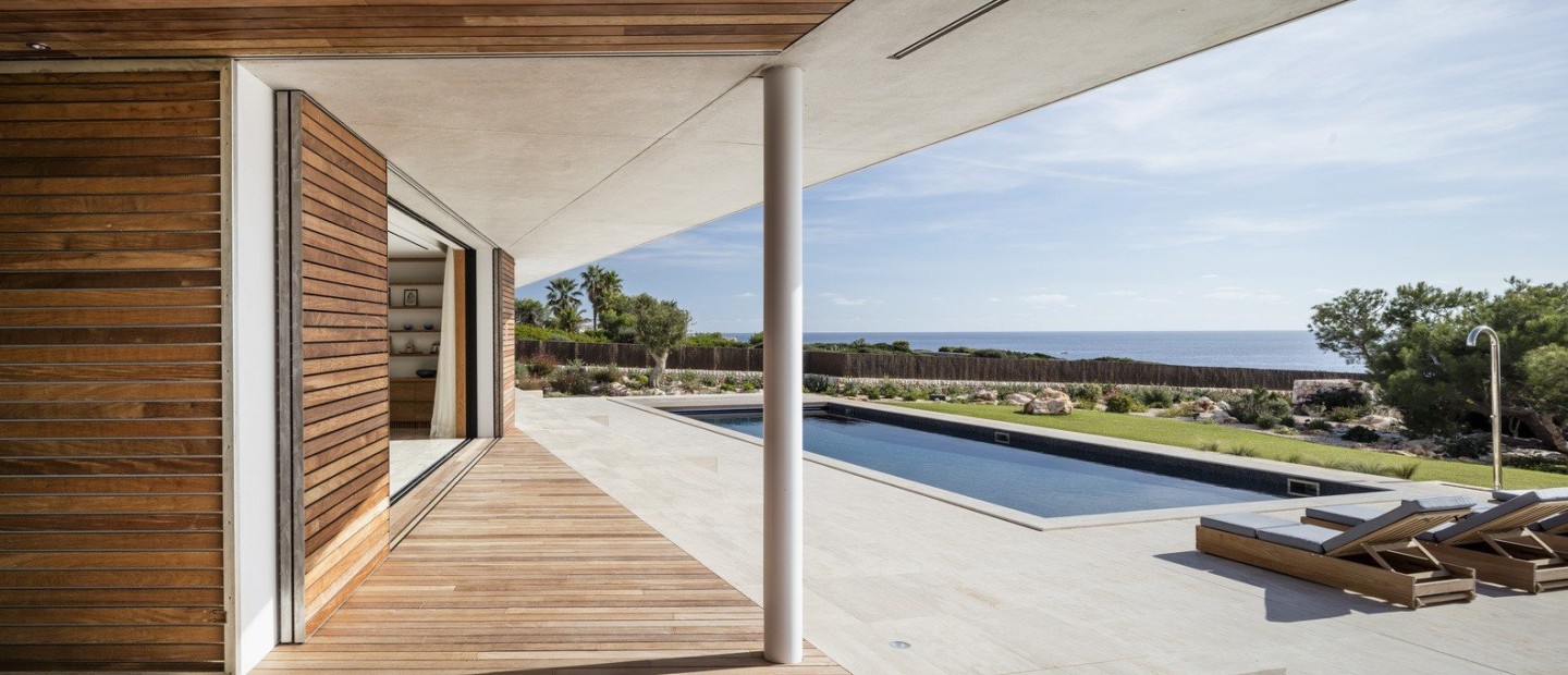 Μια μινιμαλιστική κατοικία στη Μινόρκα της Ισπανίας εναρμονίζεται με τη φύση & παραδίδει μαθήματα εκλεπτυσμένου design