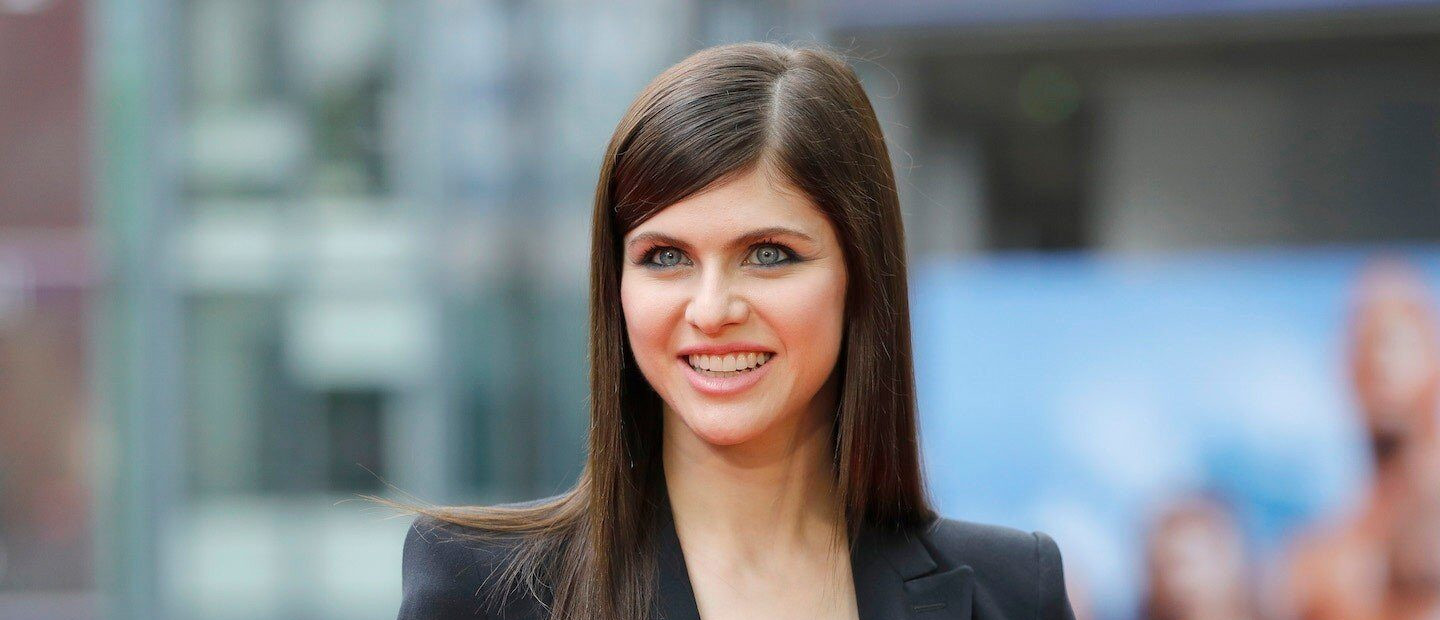 H βραδινή ρουτίνα περιποίησης της Alexandra Daddario για ένα super ενυδατωμένο πρόσωπο