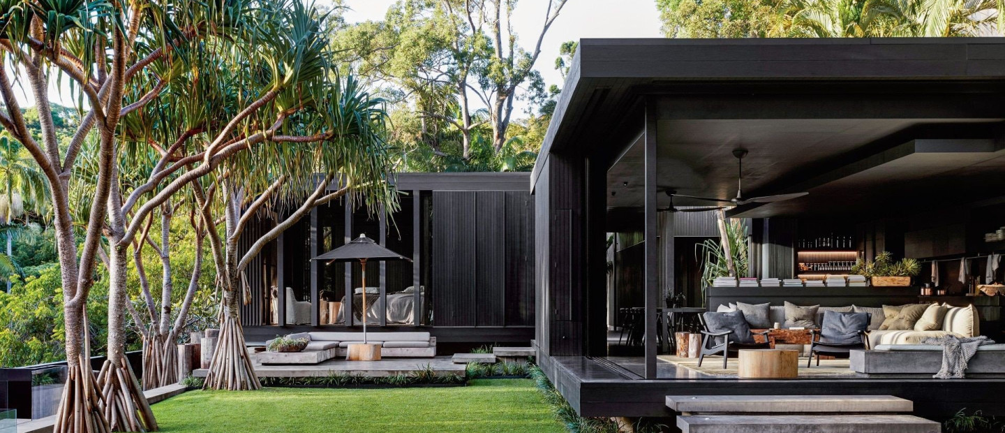 Μια by the beach κατοικία στη Noosa της Αυστραλίας ξεχωρίζει για τον μοντέρνο σχεδιασμό της