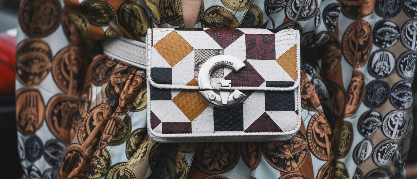 Oι καλύτερες belt bags της αγοράς που είναι τέλειες για τις βόλτες σας στις διακοπές 