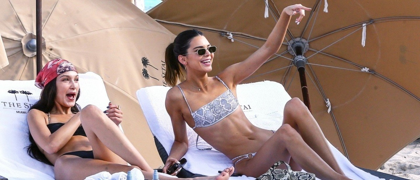 Τα σχέδια στα μαγιό που επιλέγουν οι celebrities φέτος το καλοκαίρι