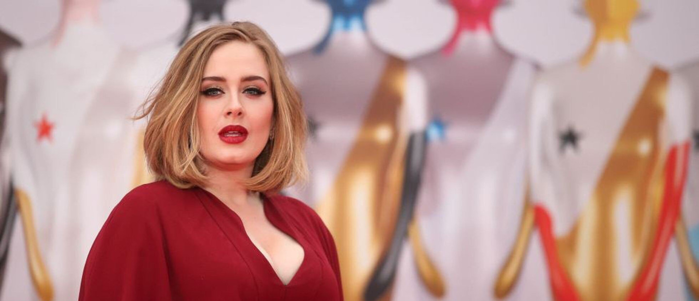 Adele: Οι πιο αξέχαστες red carpet εμφανίσεις της επιτυχημένης τραγουδίστριας