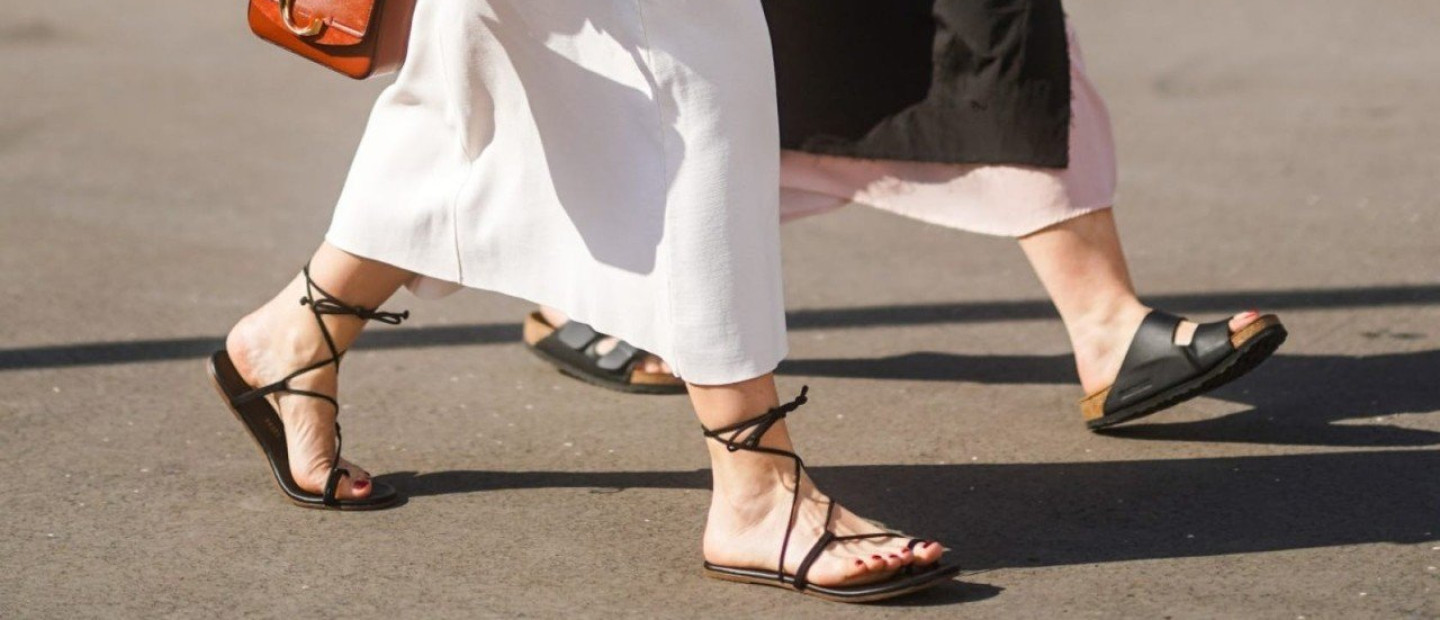 Τα 14 summer flats που δεν έχουν να ζηλέψουν τίποτα από τα ψηλοτάκουνα 