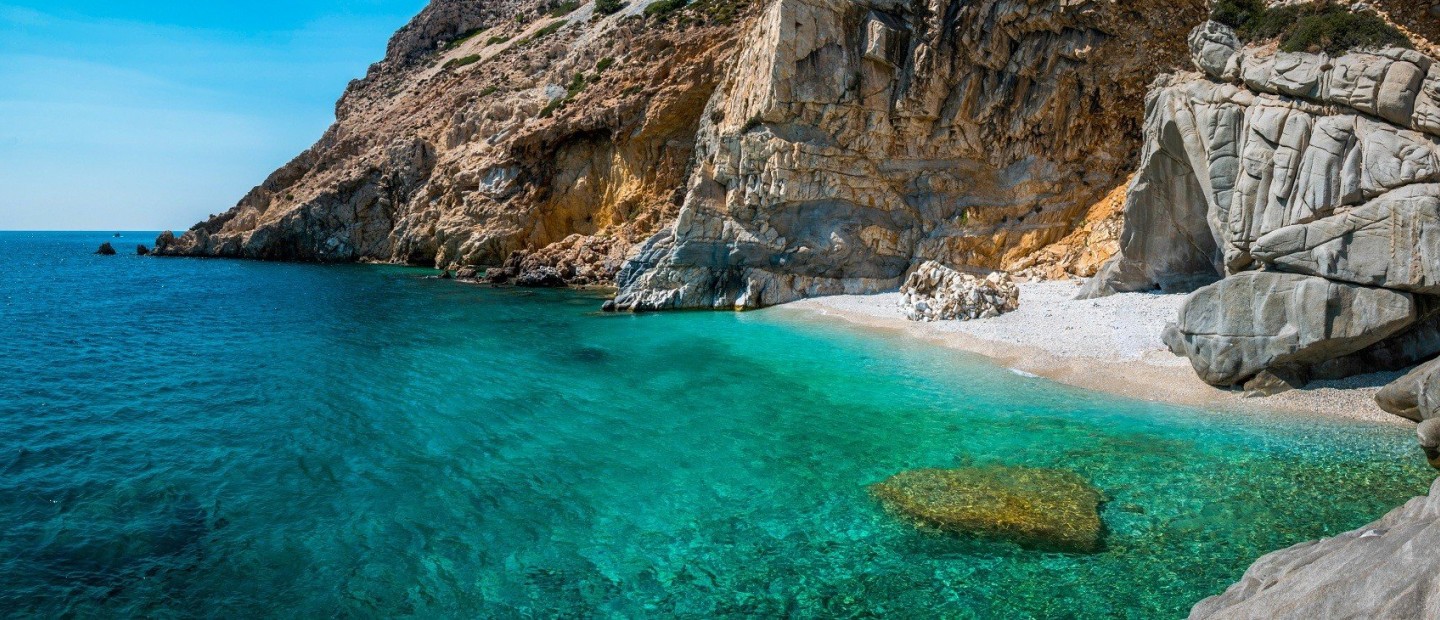 Solo travelling: Οι top 5 καλοκαιρινοί προορισμοί στην Ελλάδα για να ταξιδέψετε μόνοι σας