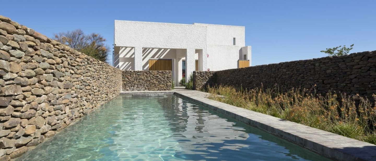 Μια εντυπωσιακή κατοικία που συνδυάζει το μινιμαλιστικό design με τα χρώματα του καλοκαιριού