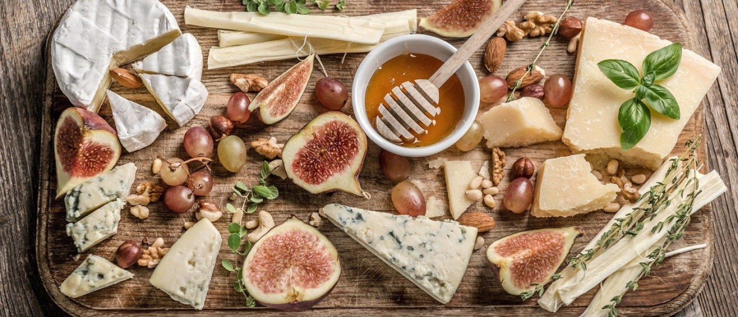 Cheese Lovers: Tα πιο light & υγιεινά τυριά που μπορείτε να έχετε πάντα στο ψυγείο σας