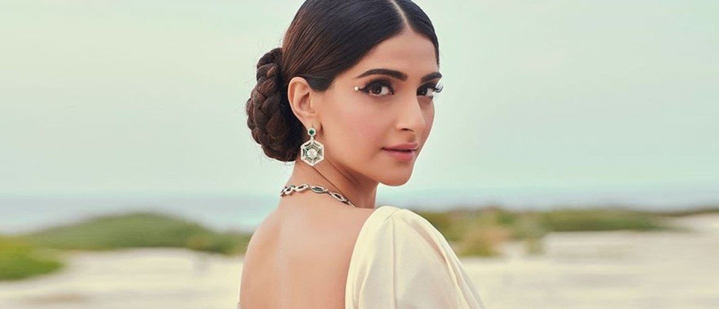 In My Lady: Η Sonam Kapoor μάς δείχνει τι έχει μέσα στη Lady Dior τσάντα της