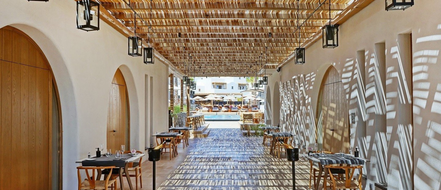 Το νέο, πολυτελές resort που προσφέρει μια ολιστική εμπειρία διαμονής στην ονειρική Σαντορίνη