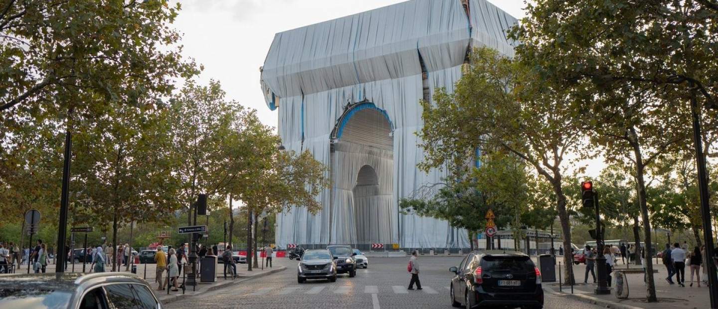 Arc de Triomphe: Το θρυλικό μνημείο του Παρισιού «ντύνεται» με μια δημιουργία του καλλιτέχνη Christo