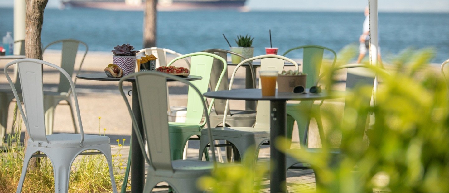 Η βόλτα στη Νέα Παραλία αποκτά νέα διάσταση με το The Glass Box Project, συνδυάζοντας απίστευτη θέα με απίθανες γεύσεις