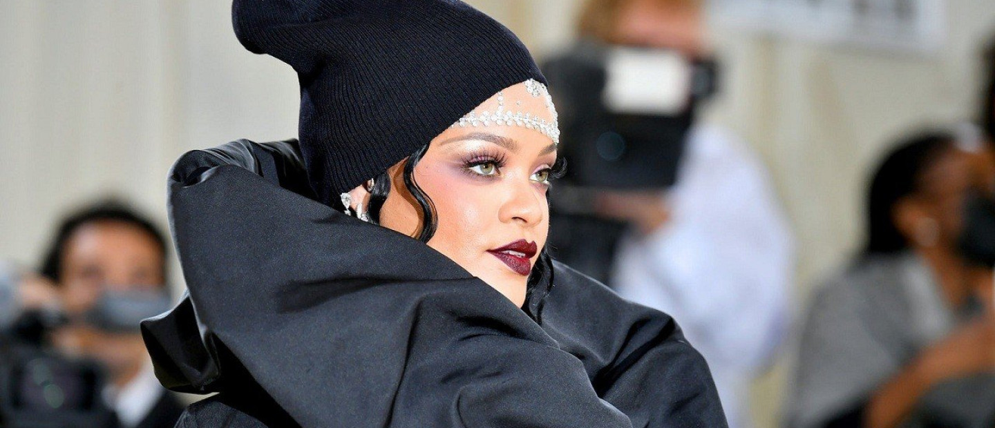 Ο James Corden γίνεται ο προσωπικός βοηθός της Rihanna για μία ημέρα