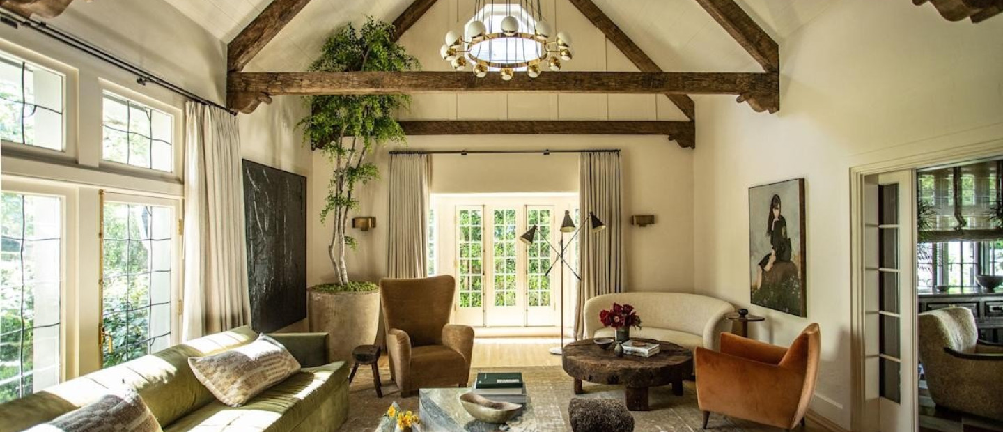 Μια κατοικία στο Los Angeles που «υποκλίνεται» στη rustic αισθητική μέσα από το design της