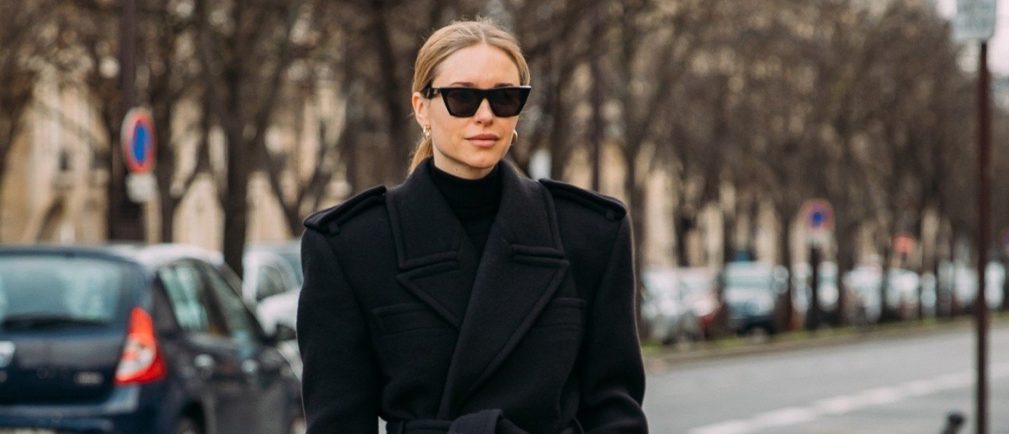 Black is the new black: 14 μαύρα παλτό για όλες τις γυναίκες