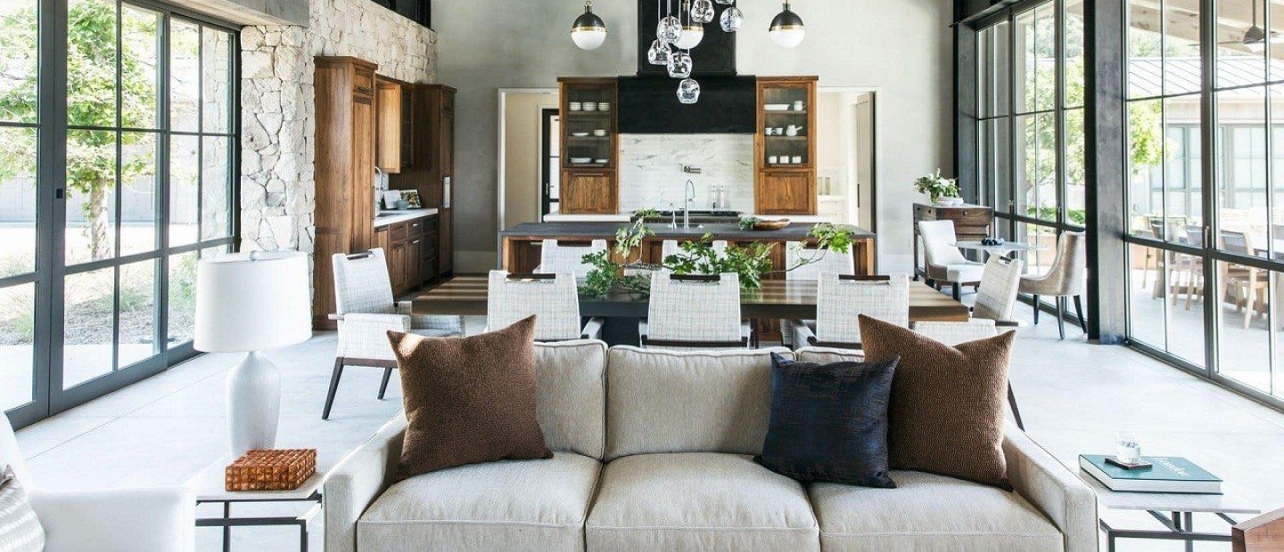 Μια απίθανη κατοικία στην California αναδεικνύει τους bold τόνους στη διακόσμηση