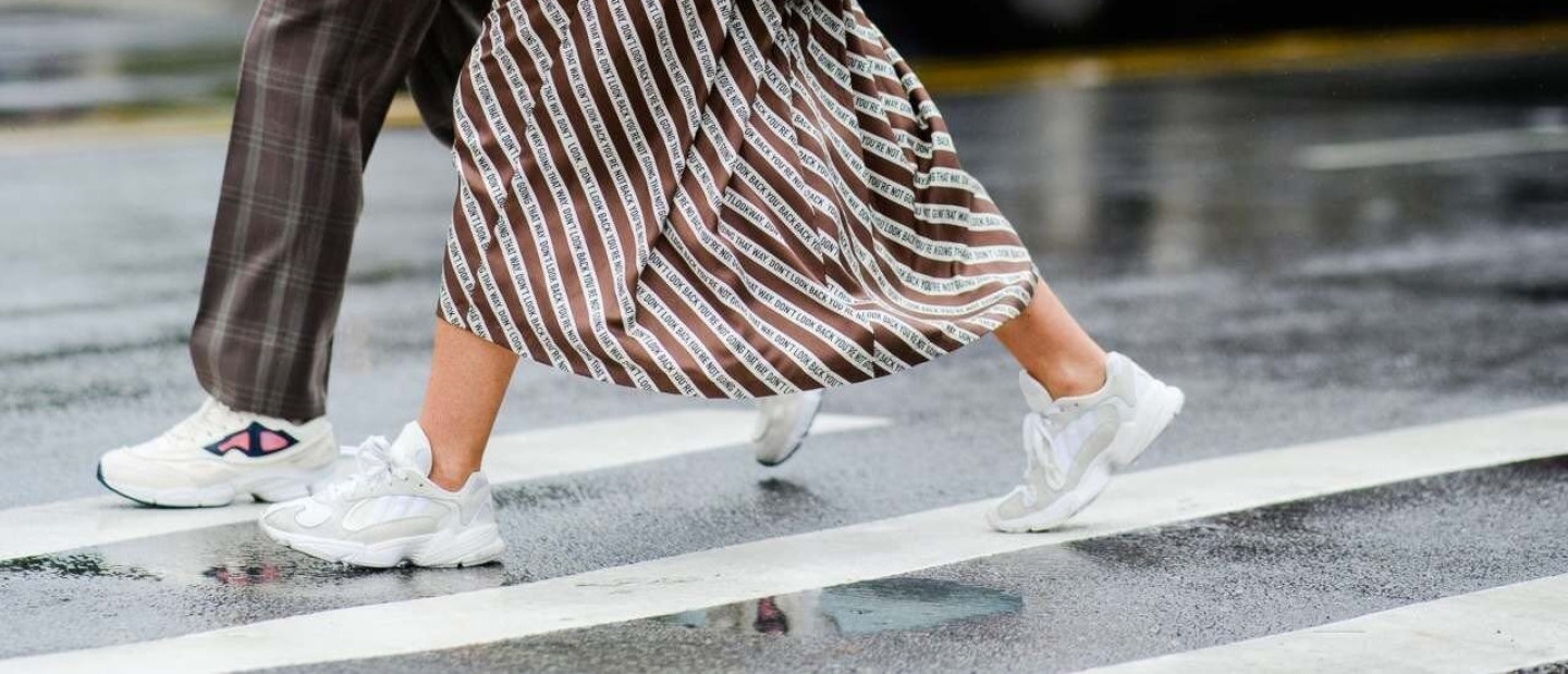 14 trendy sneakers κατάλληλα και για τη βροχή 