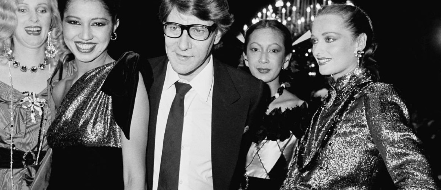 Yves Saint Laurent: Ο πασίγνωστος οίκος γιορτάζει τα 60 του χρόνια και το Παρίσι κινείται στους ρυθμούς του