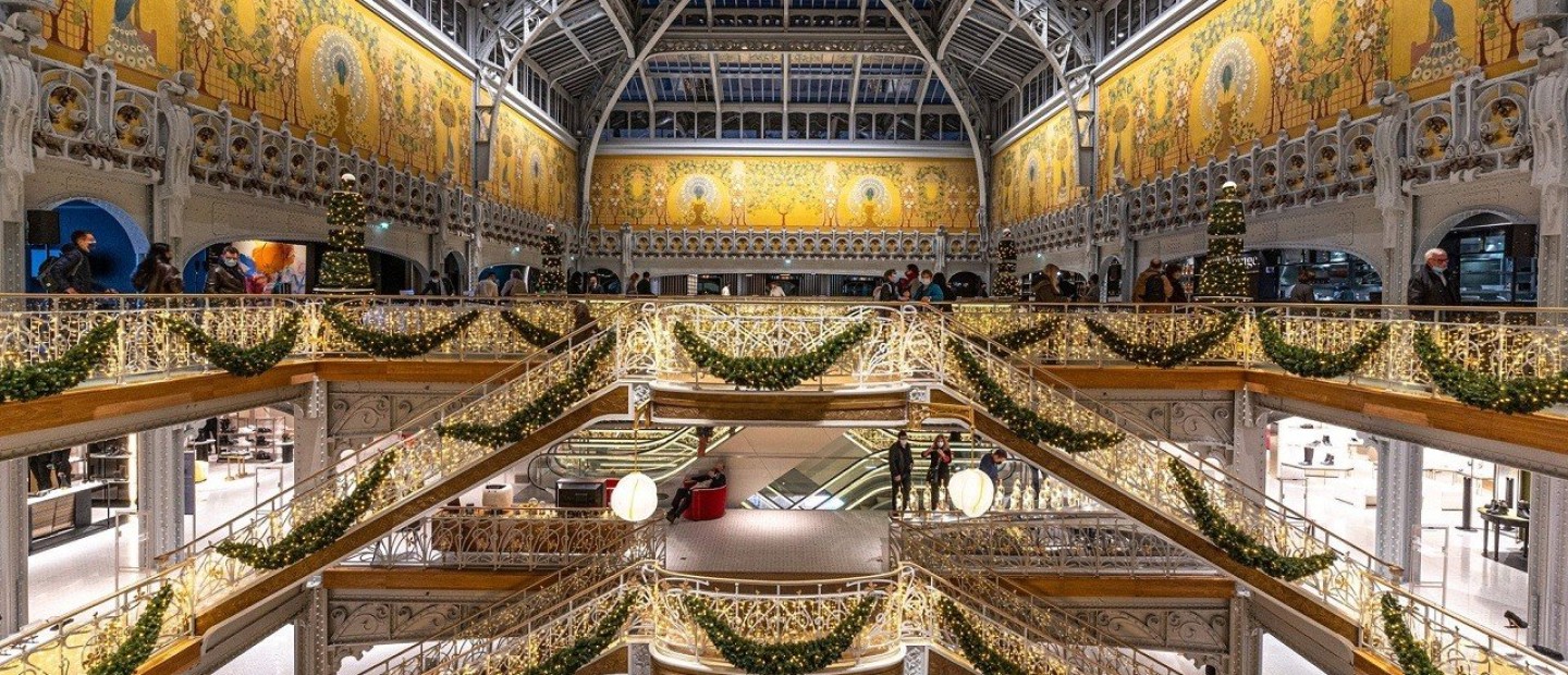 La Samaritaine: Το θρυλικό mall «φόρεσε» τα γιορτινά του και μας εντυπωσιάζει 