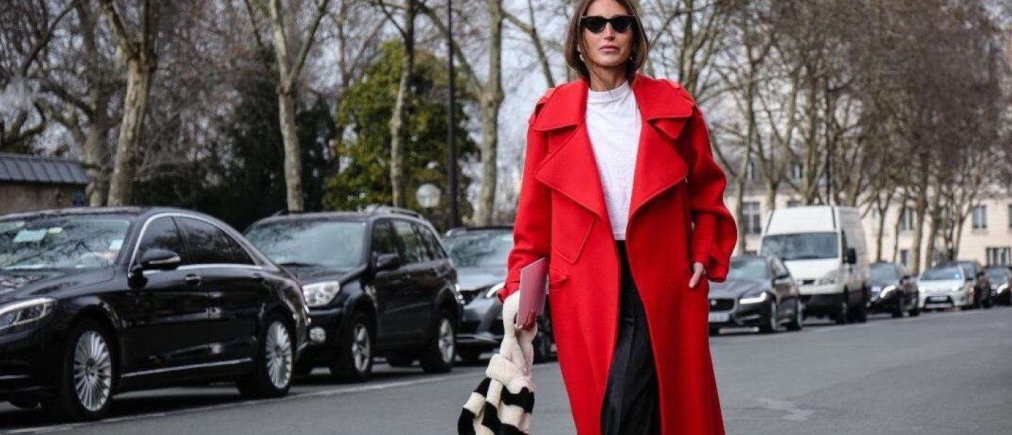 Your Coat is on Fire: 4 looks με το πιο statement κομμάτι 