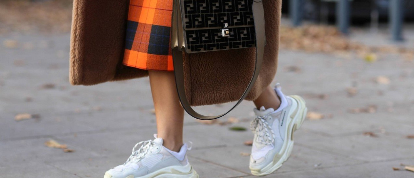 White sneakers: Ποιος είναι ο αγαπημένος σας τρόπος για να τα φορέσετε; 