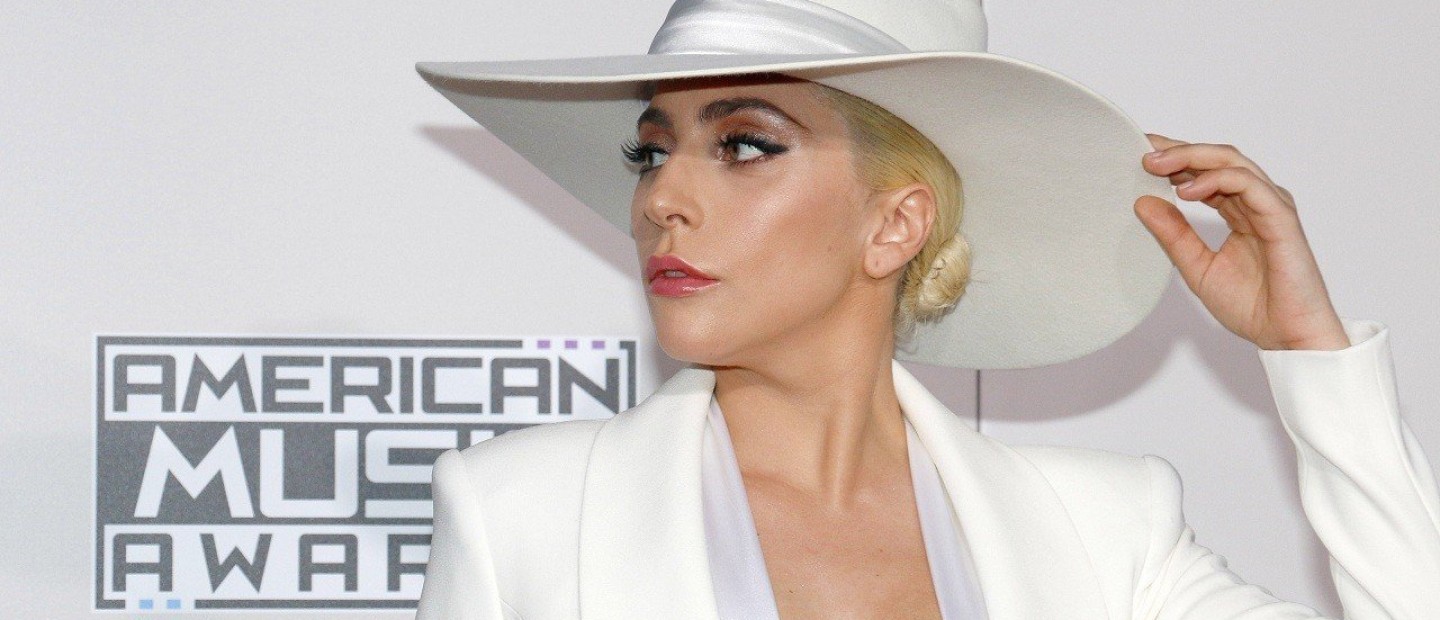 Η Lady Gaga αντριδρά στα πιο ενδιαφέροντα tweets των θαυμαστών της