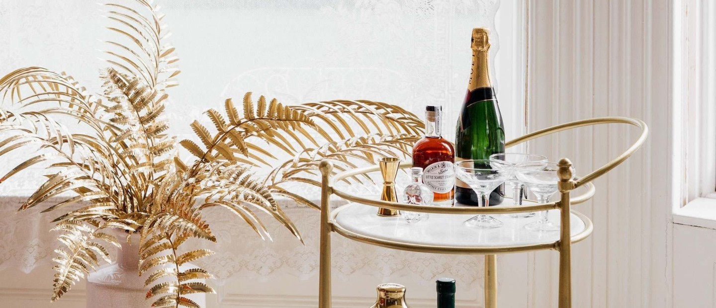 Sparkling nights: Το ποτά που δεν πρέπει να λείπουν από το at home mini bar σας