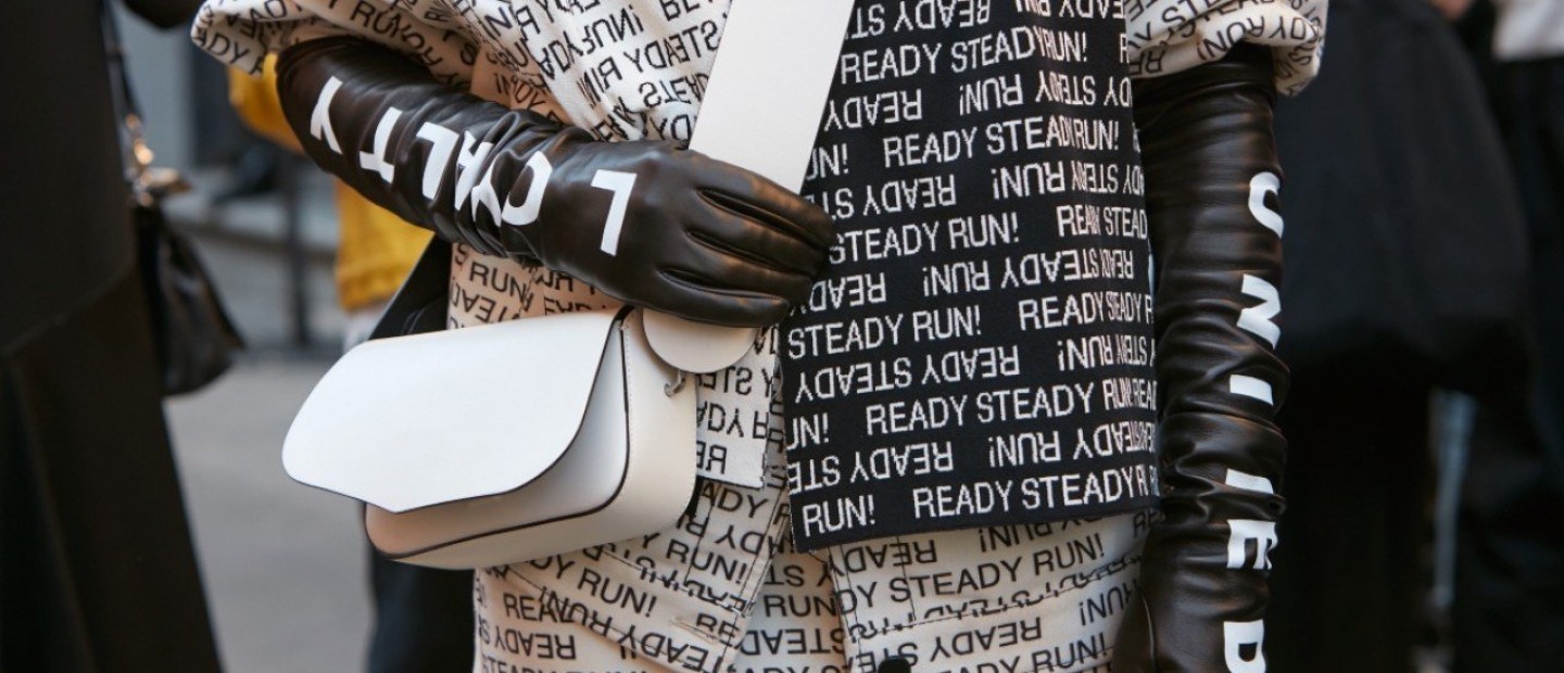 Opera gloves: Πώς θα εντάξετε το statement αξεσουάρ του χειμώνα στις καθημερινές σας εμφανίσεις