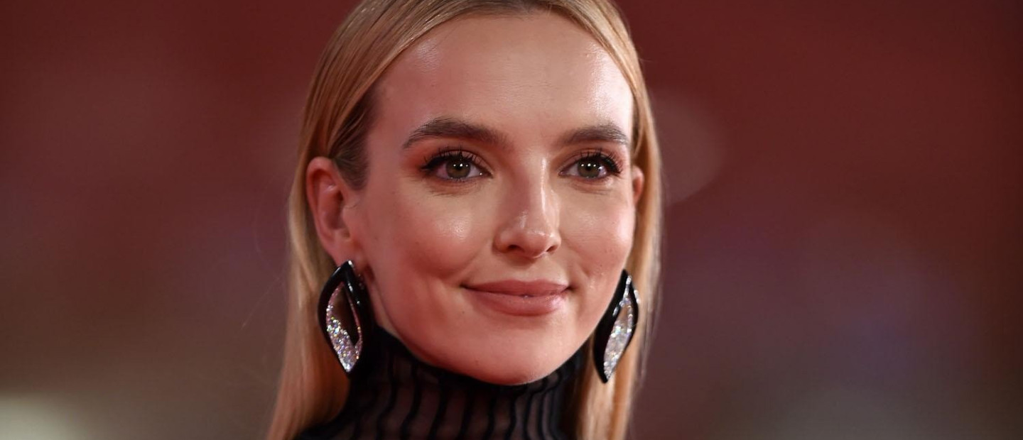 Η ηθοποιός Jodie Comer δείχνει τι έχει μέσα στην beauty bag της