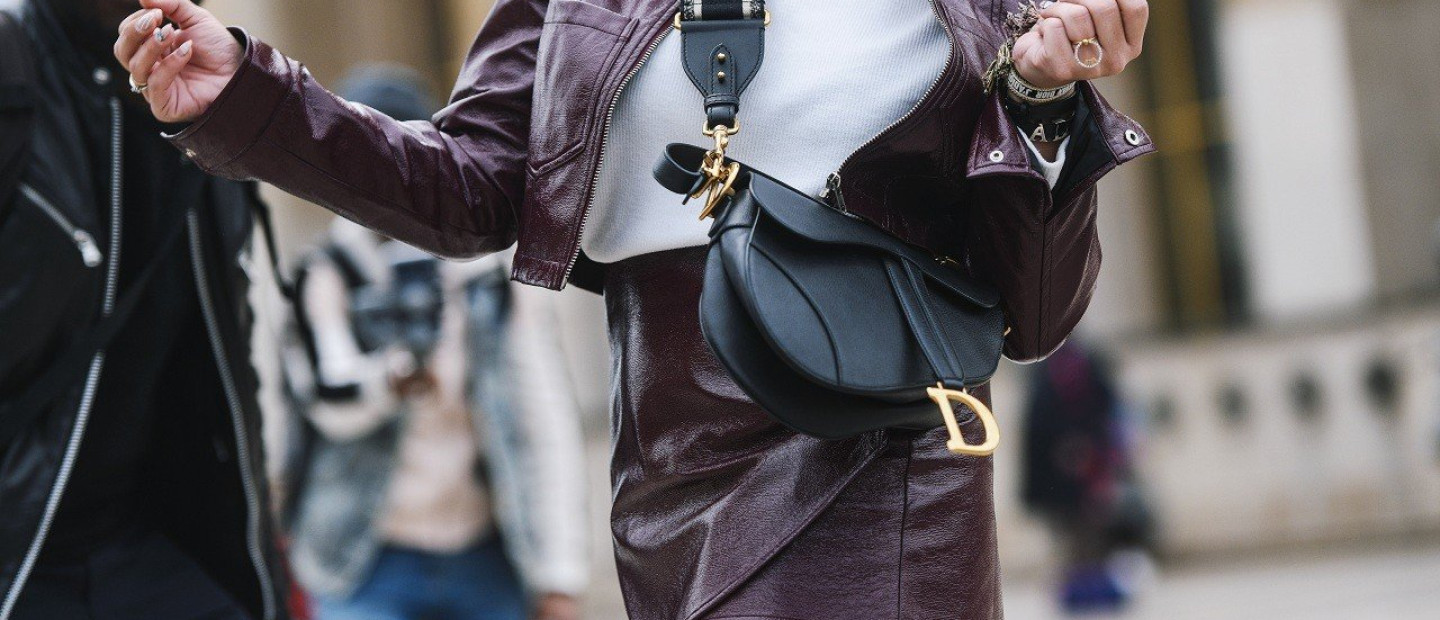 Τα mini skirt outfits που ανυπομονούμε να φορέσουμε το 2022