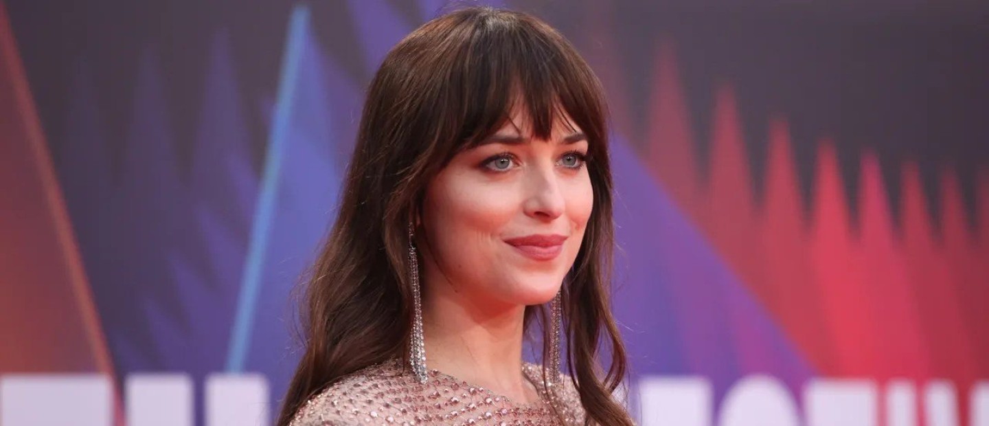 Η Dakota Johnson ανατρέχει στα looks της που συζητήθηκαν