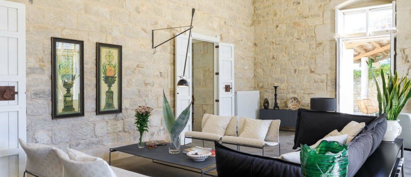 Δείτε πώς μετατράπηκε ένα αγροτικό σπίτι στον ιταλικό Νότο σε μια πολυτελή κατοικία