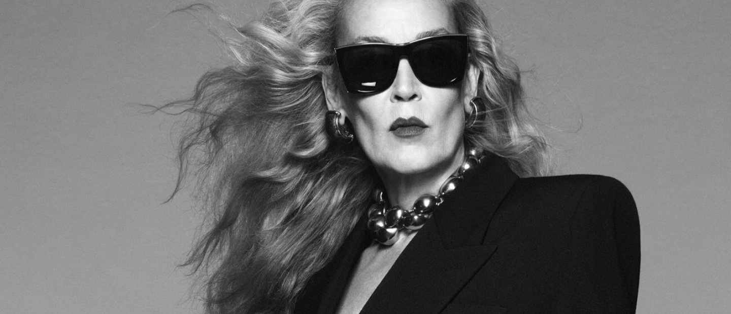 True Icon: Δείτε την Jerry Hall να χορεύει για τον Saint Laurent