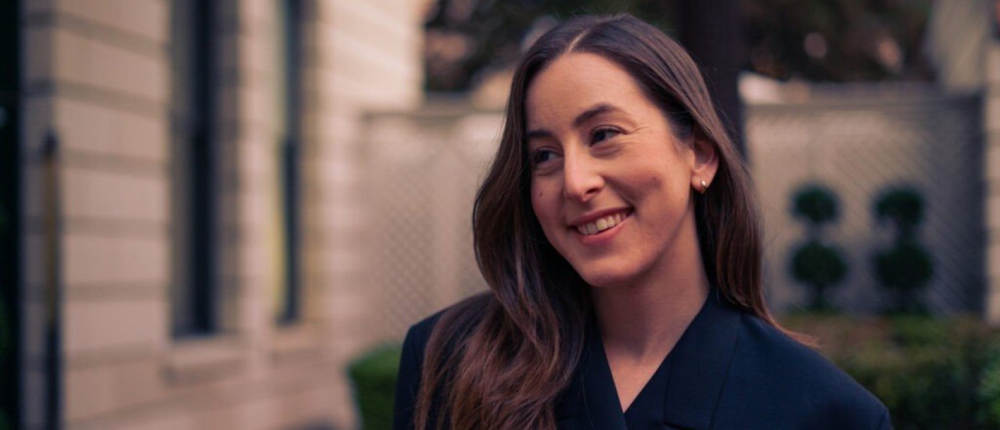 Η πρωταγωνίστρια του "Licorice Pizza", Alana Haim, δείχνει τη βραδινή skincare routine της