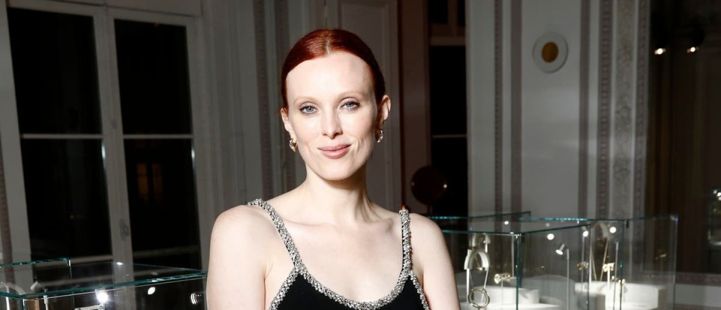 Karen Elson: Tα must-haves που δε βγάζει από την beauty bag της