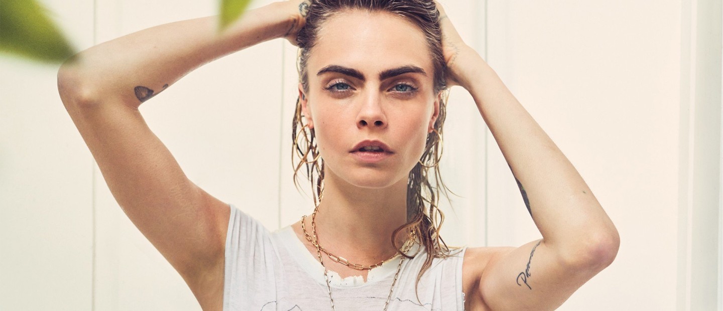 Cara Delevingne: Δείτε τι έχει μέσα στην beauty bag της