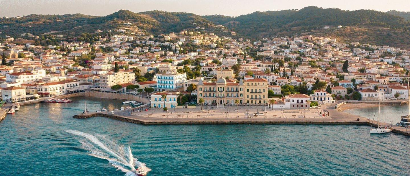 Το πιο εμβληματικό ξενοδοχείο των Σπετσών στο Netflix