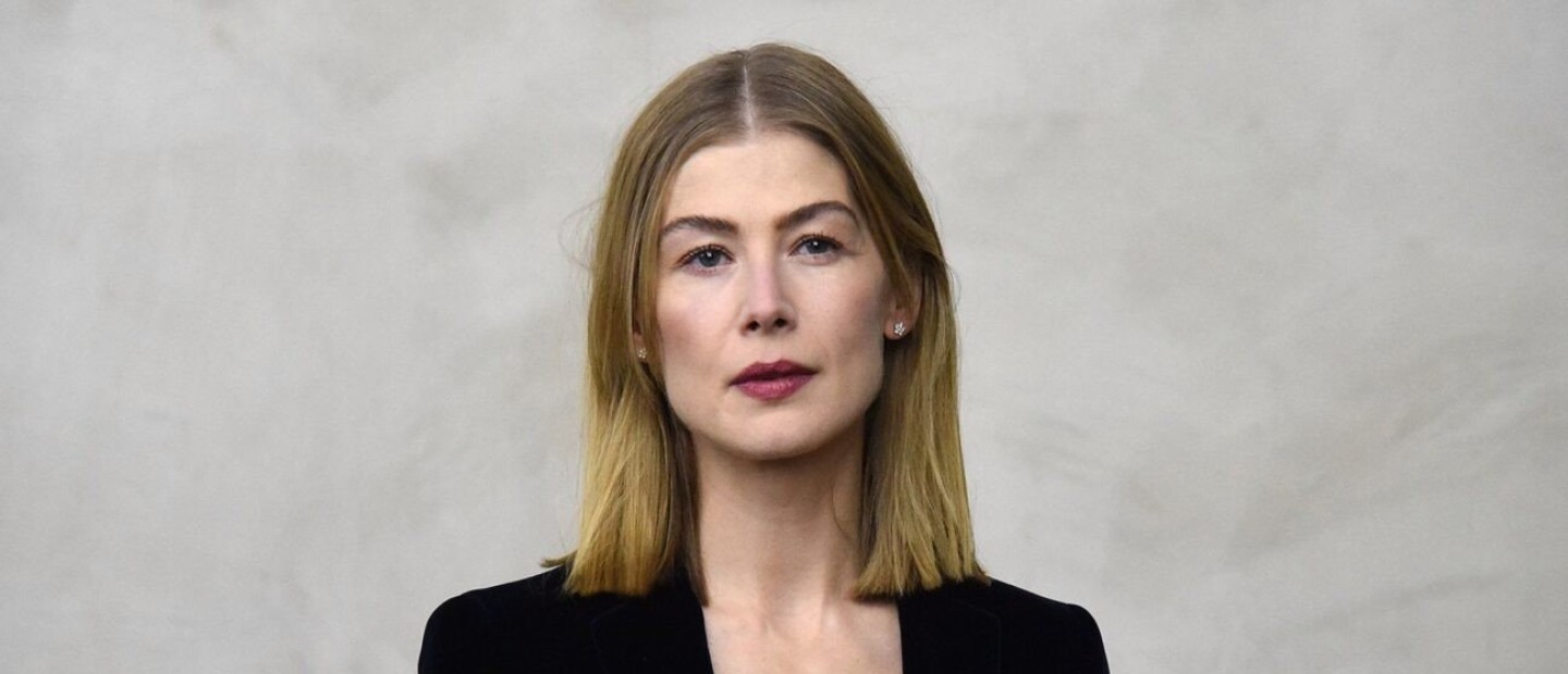 Δείτε πώς η Rosamund Pike προετοιμάστηκε για το Spring-Summer 2022 Haute Couture show του Dior