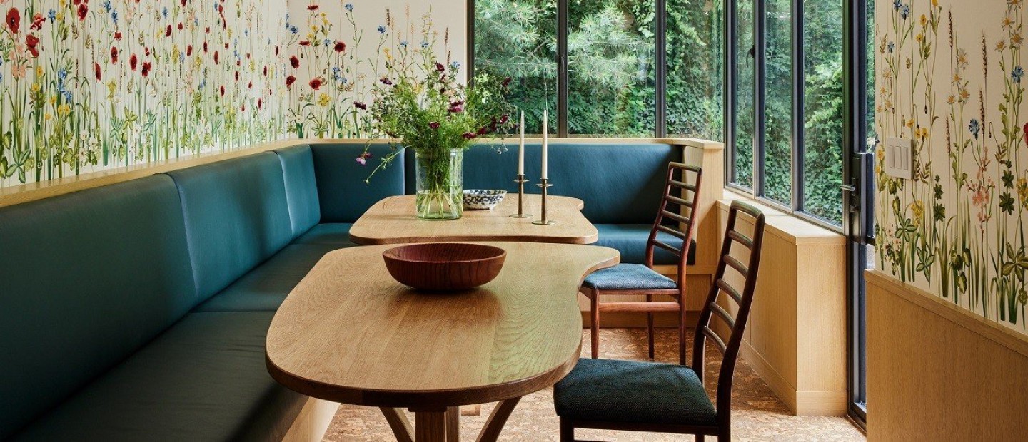 Μια floral κατοικία στο Brooklyn εξυμνεί τα χρώματα και την αισιοδοξία της άνοιξης