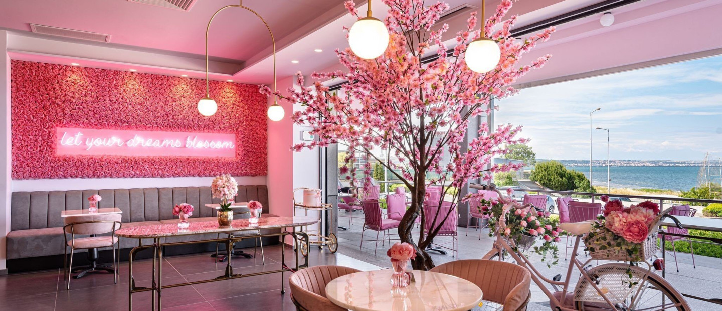 Τα colourful café-bars της Θεσσαλονίκης που δίνουν χρώμα στη διάθεσή μας