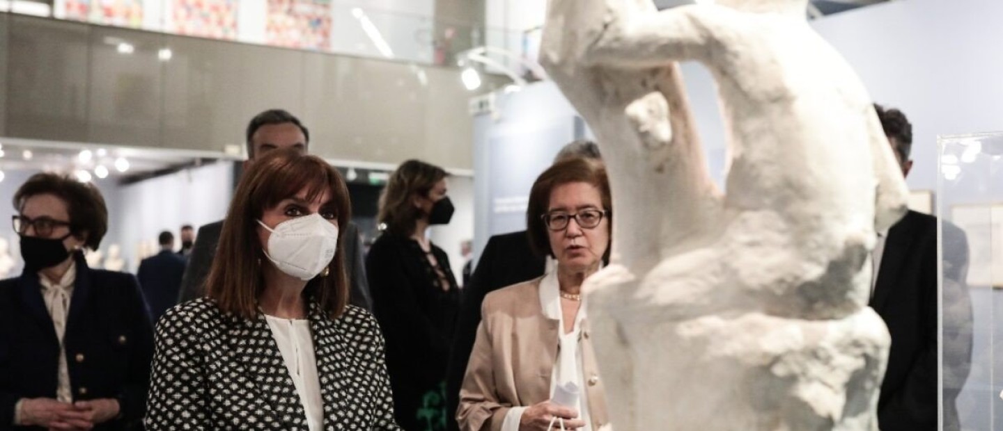Η Πρόεδρος της Δημοκρατίας, Κατερίνα Σακελλαροπούλου, εγκαινίασε τη νέα έκθεση του Τελλογλείου Ιδρύματος Τεχνών του ΑΠΘ