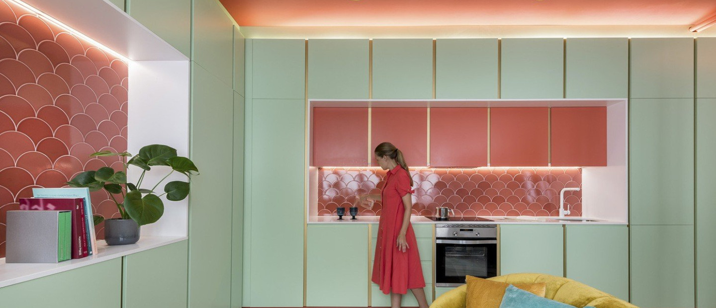 Πώς μια tiny κατοικία στη Μαδρίτη μετατράπηκε σε έναν colorful παράδεισο