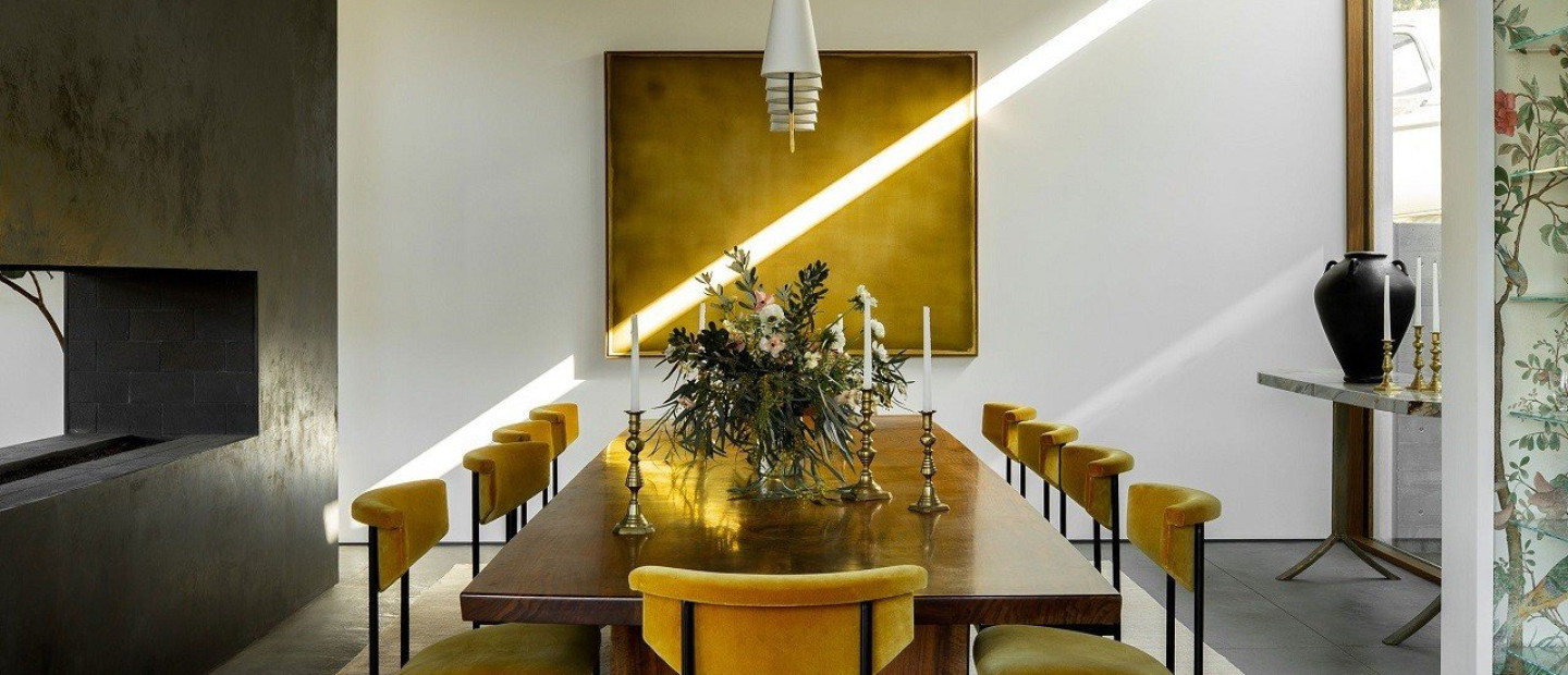 Μια κατοικία στο Malibu μάς δείχνει πώς συνδυάζονται οι ψυχρές αποχρώσεις με τους θερμούς τόνους