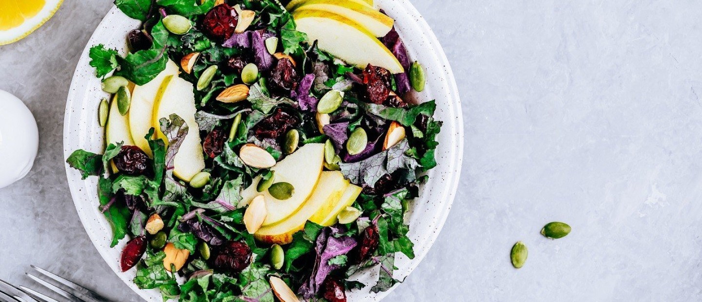 4 λαχταριστές σαλάτες με φρούτα για το Κυριακάτικο τραπέζι