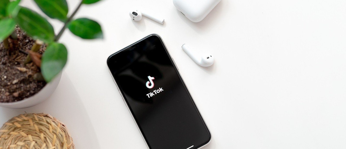TikTok: Γιατί όλοι ασχολούνται με την πλατφόρμα-«κολοσσό» που έχει έρθει για να μείνει;