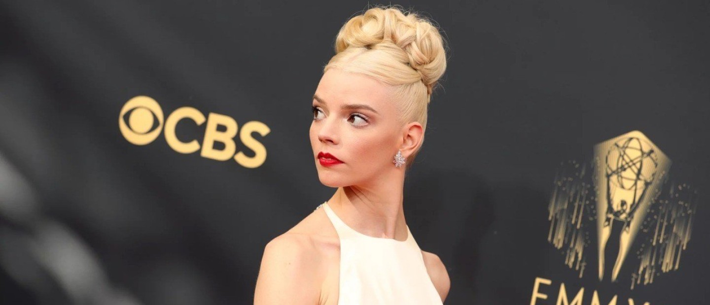 Η Anya Taylor-Joy περιηγείται στην ανακαινισμένη boutique του Dior στο Παρίσι